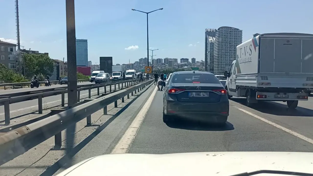 Bağcılar TEM’de ilginç anlar! Paralar yola saçıldı, herkes topladı