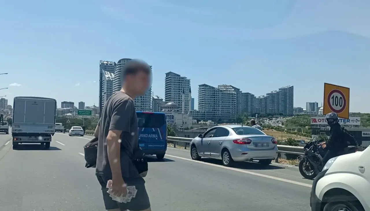 Bağcılar TEM’de ilginç anlar! Paralar yola saçıldı, herkes topladı