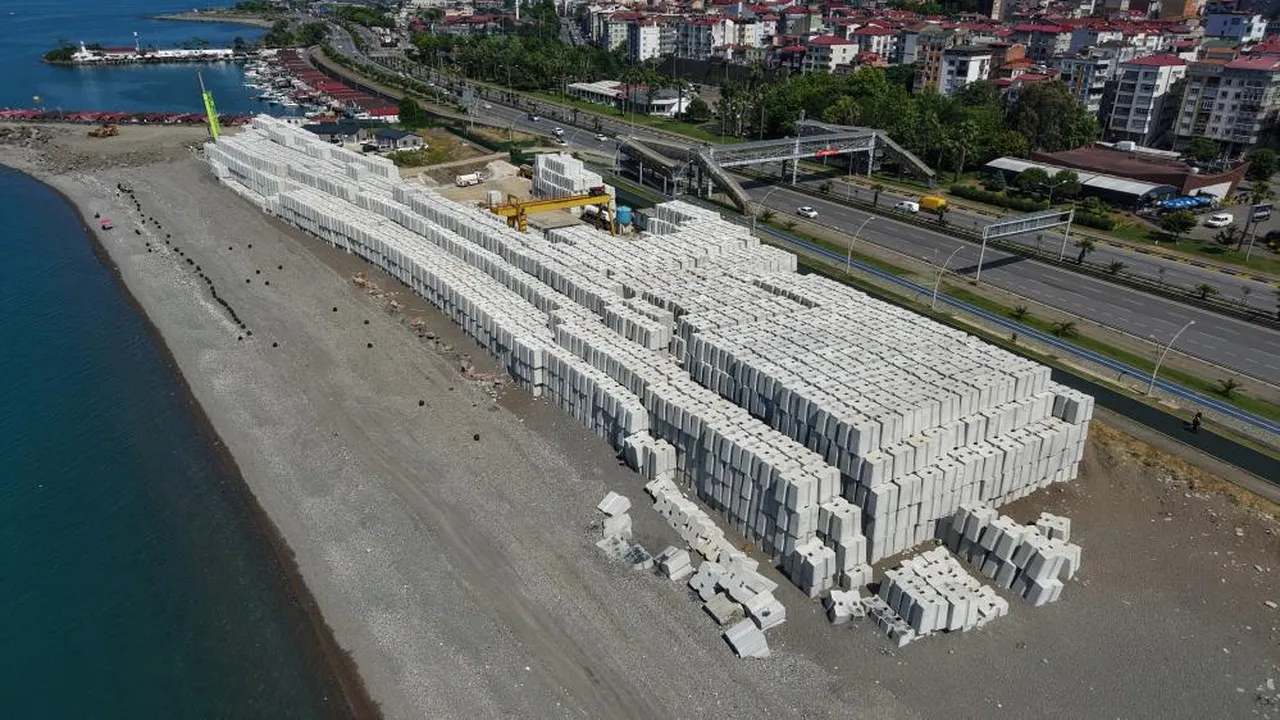 Dev bloklar sahile dizildi, görüntüler Çin Seddini anımsattı