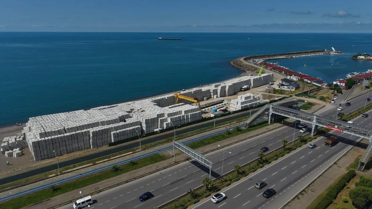 Dev bloklar sahile dizildi, görüntüler Çin Seddini anımsattı