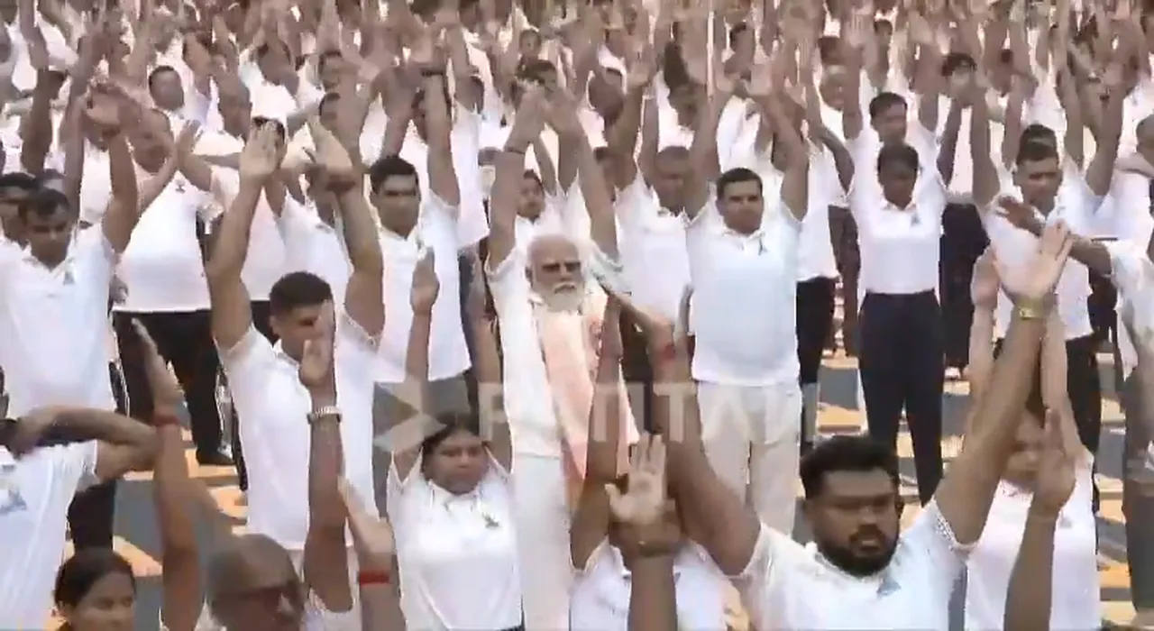 Hindistandan gelen görüntüler sosyal medyayı salladı: Başbakan Modi, binlerce kişiyle yoga yaptı