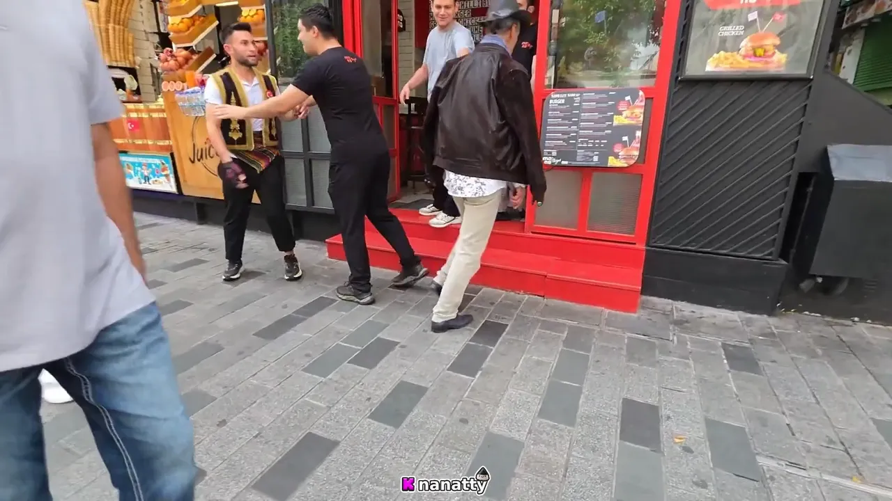 İstanbul’da yabancı turiste taciz! Esnaf araya girdi, magandayı kovdu