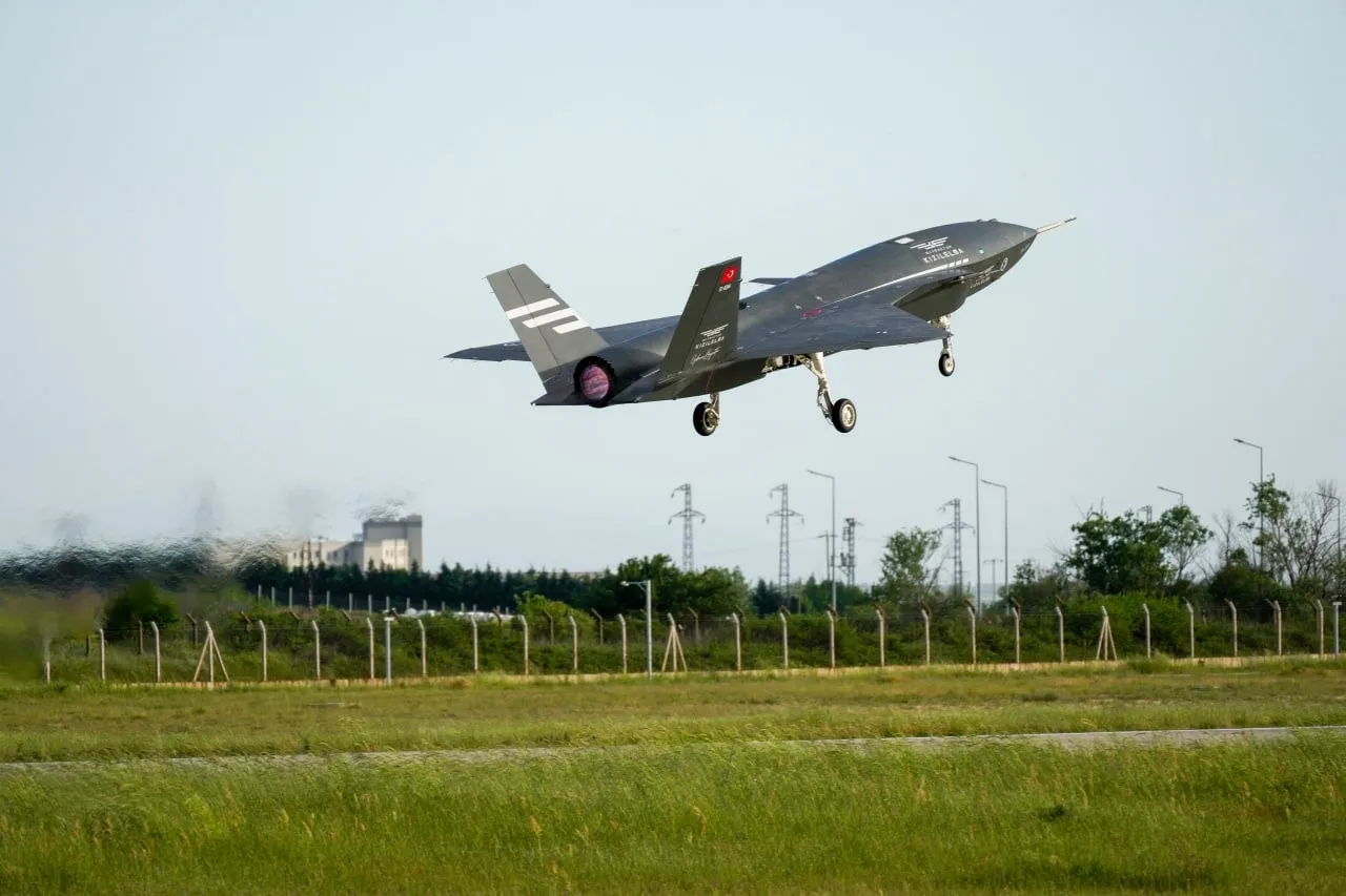 KIZILELMA ile M-346 aynı formasyonda! Baykar ve Leonardodan dikkat çeken test
