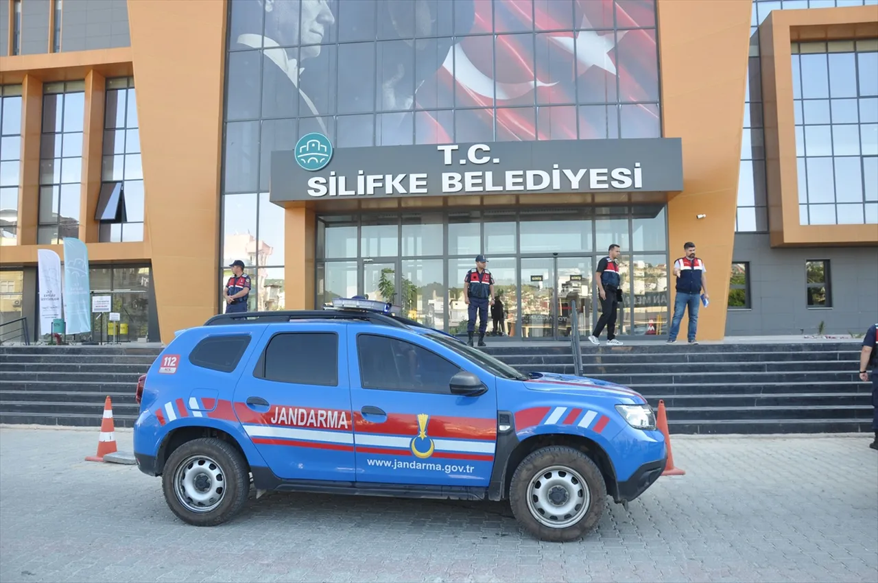 Silifke Belediyesine rüşvet operasyonu! Başkan Mustafa Turgut dahil 8 kişi tutuklandı