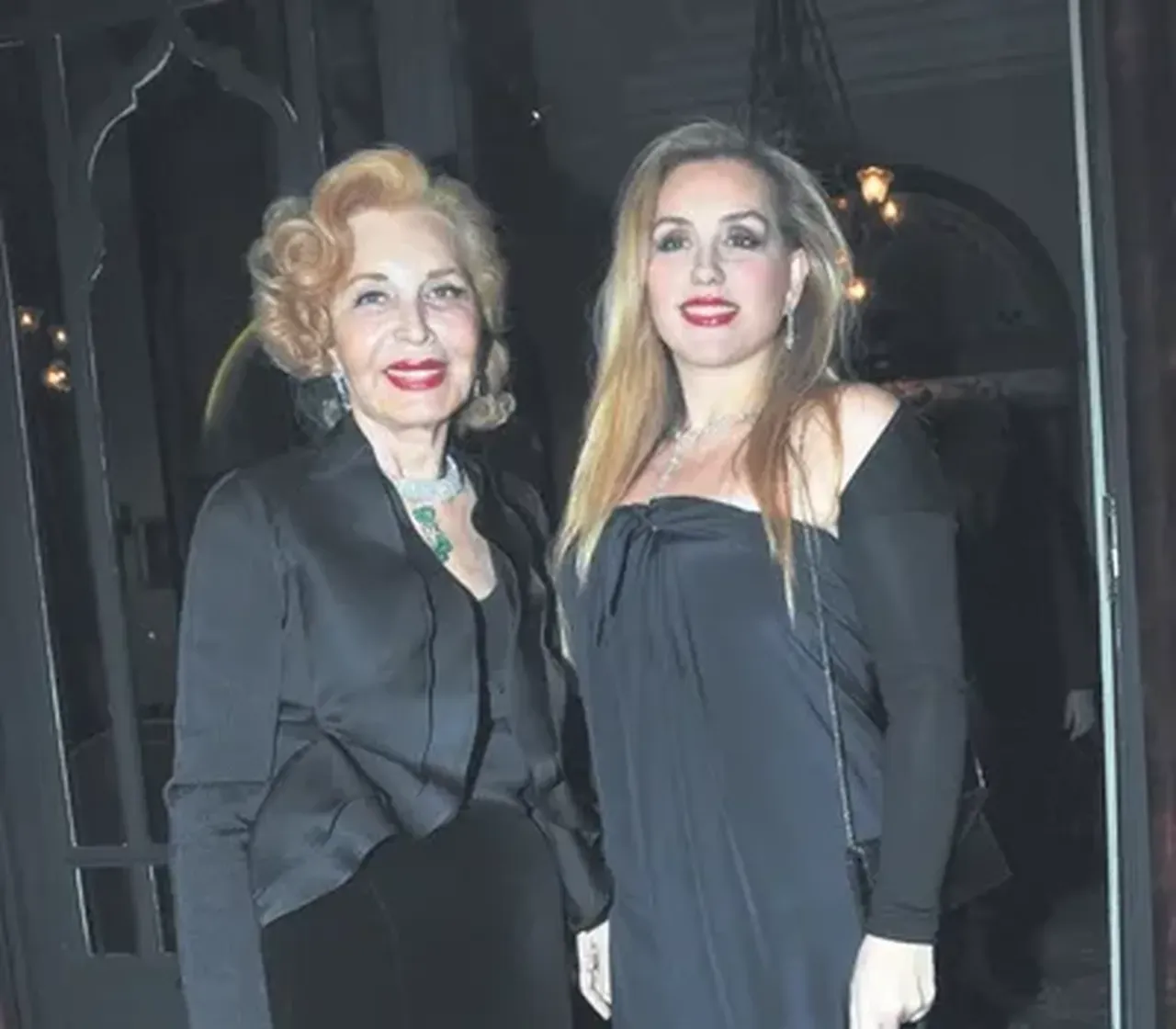 Sosyete bu skandalları konuşuyor! Annesini gizlice defnetti, kardeşleri akıl sağlığı davası açtı