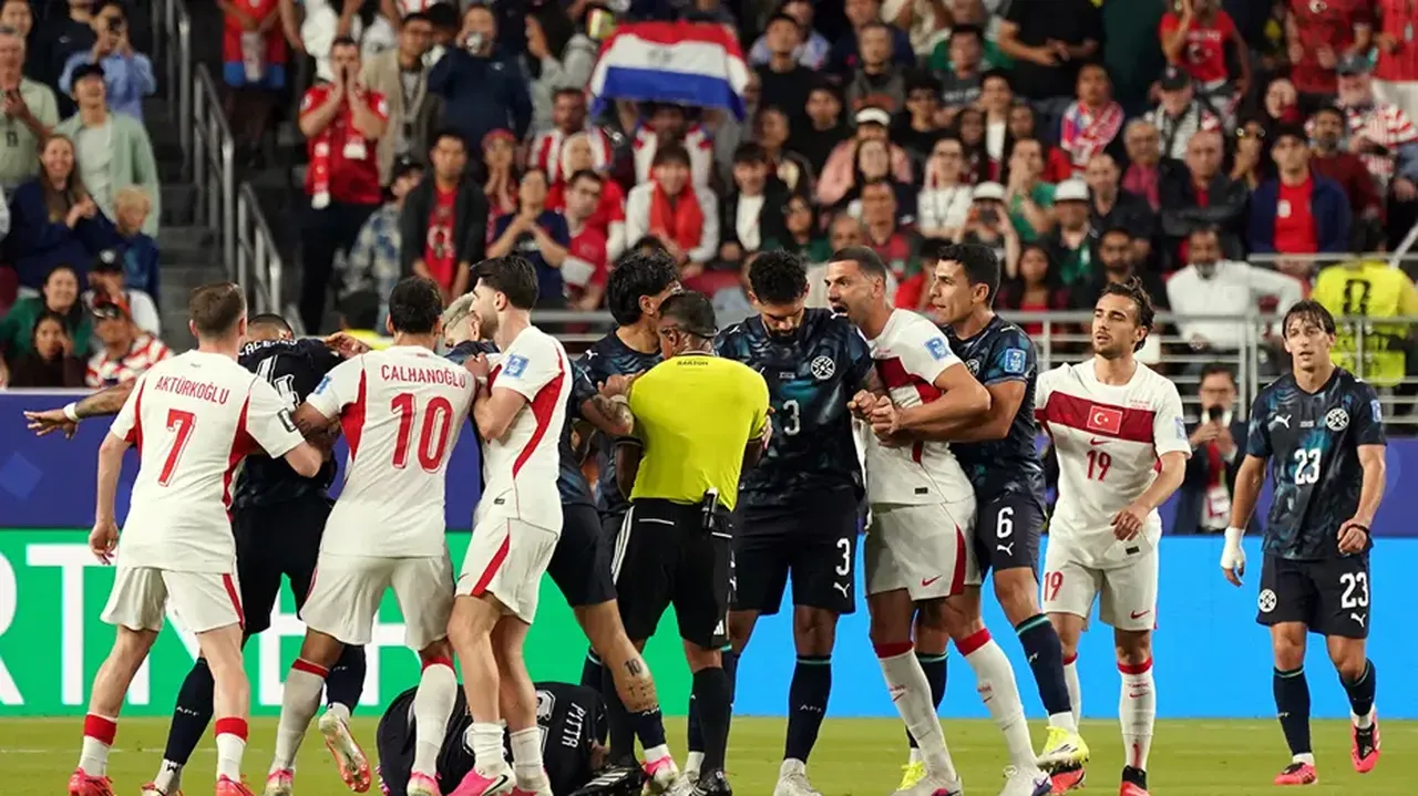 Türkiye Paraguay maçı tekrarlanacak mı, iptal olabilir mi? Paraguaylı oyuncunun hakemin saatini alması gündem oldu