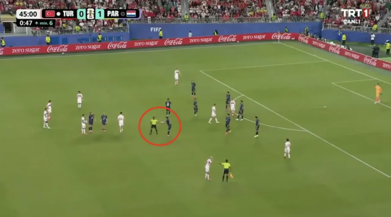 Matías Galarza’nın hakem Iván Barton’a saatini geri verdiği an.