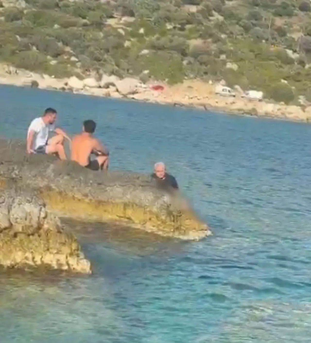 Zıpkınla dalış yaparken kayalıklara sıkıştı! Ailesi kahroldu