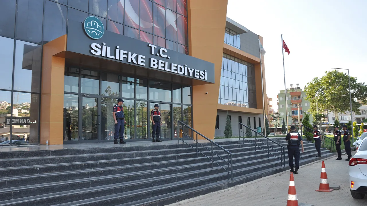Adalar ve Silifke belediye başkanları görevden uzaklaştırıldı