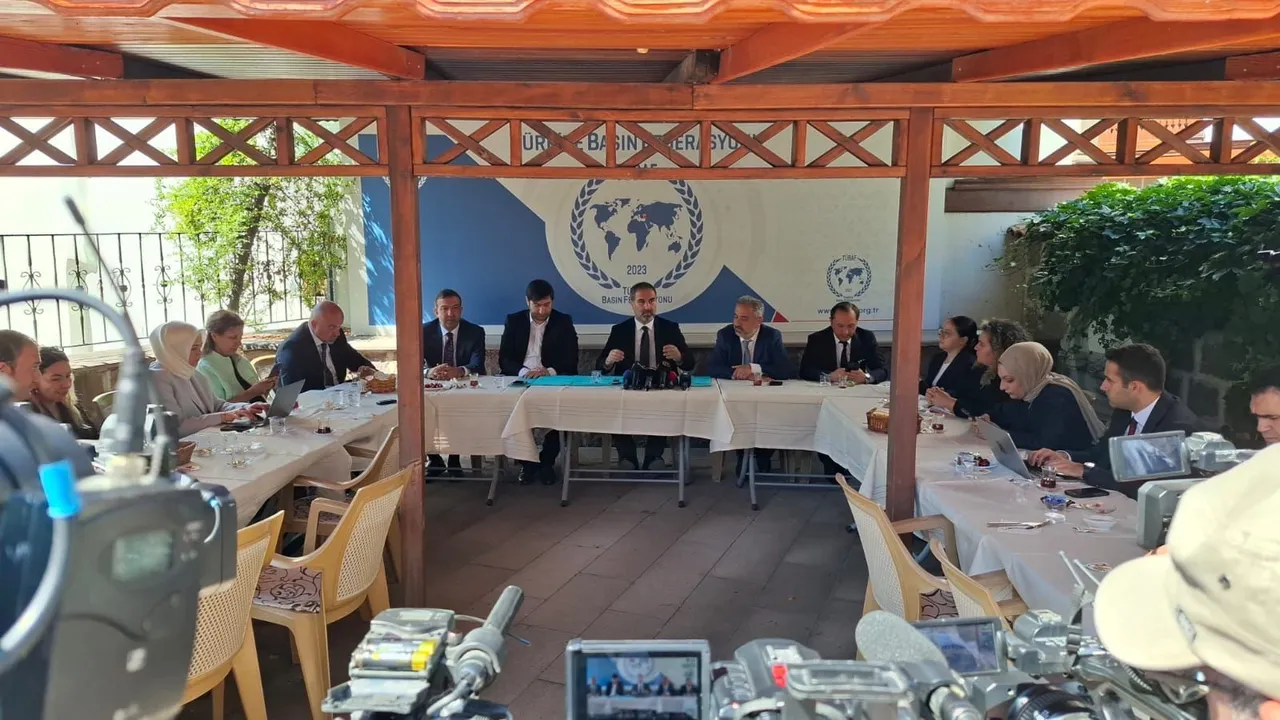 AK Parti'nin masasındaki son anket! Yükseliş sürüyor