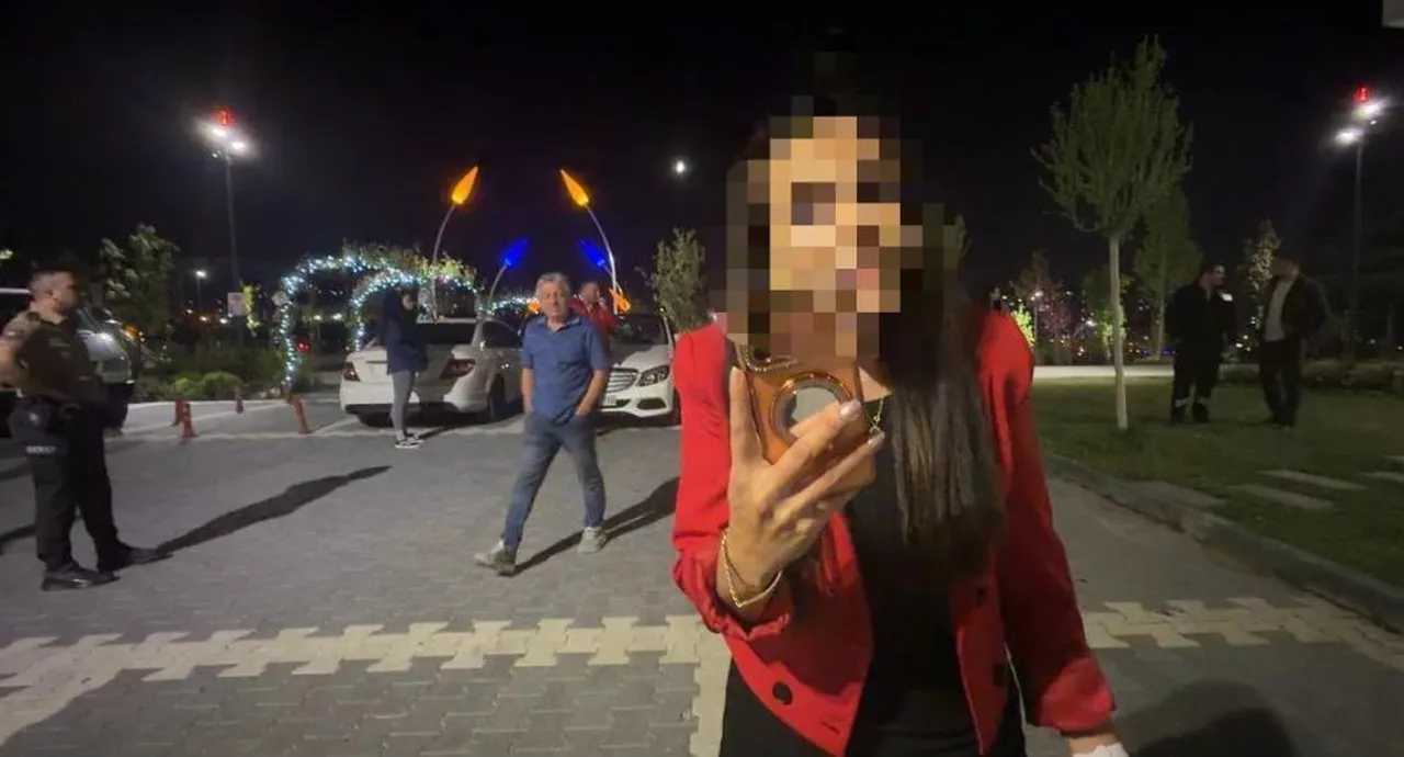 Bebeğini arabada unuttu! Gazetecilere saldırdı