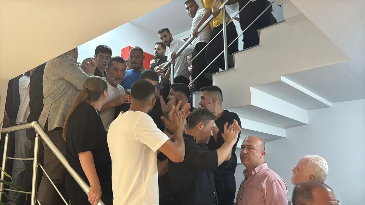 CHP binasından yatak odası çıktı! Başkan da anlam veremedi: Acayip!