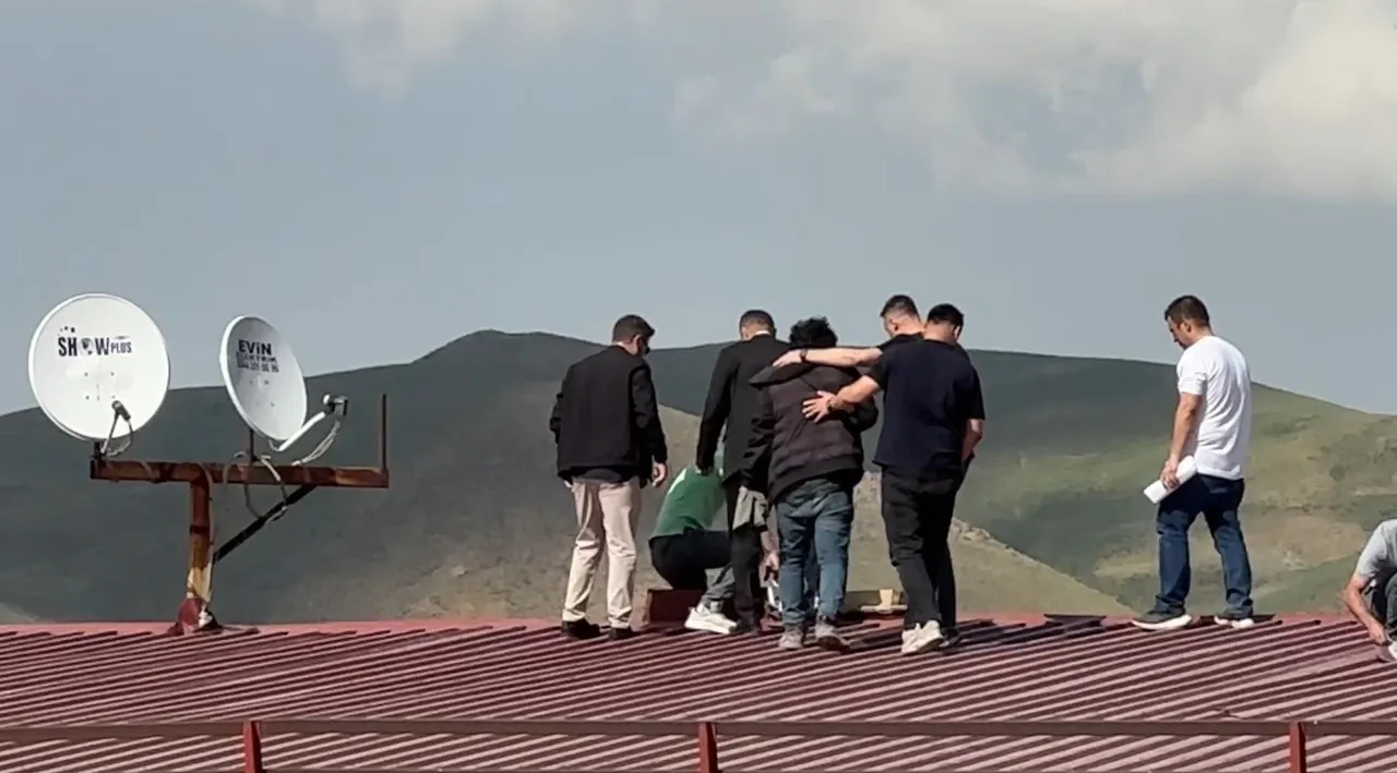 Elinde bıçakla çatıya çıktı! Belediye başkanını görünce ikna oldu