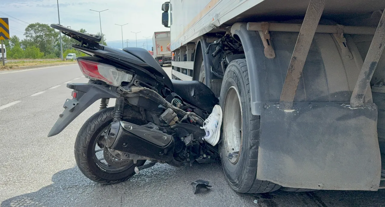Emekli komiser yardımcısının acı sonu! Motosikletle kamyonun altına girdiği anlar kamerada