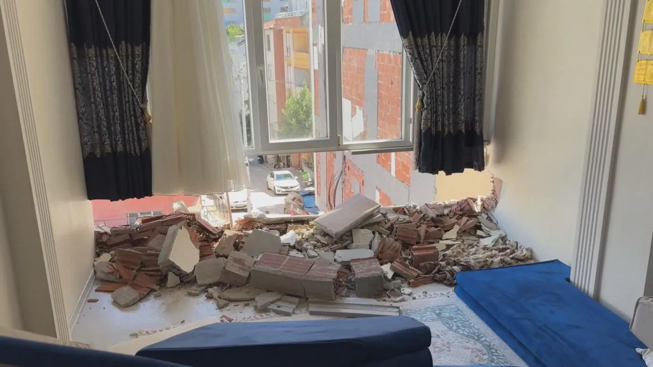 Esenyurt'ta bina yıkımında korku dolu anlar! Yan binaya devrildi 