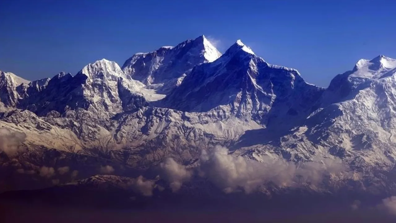 Everest'te 30 yıllık gizem çözüldü! Kimliği belirlenen 'Yeşil Botlar' için tarihi operasyon