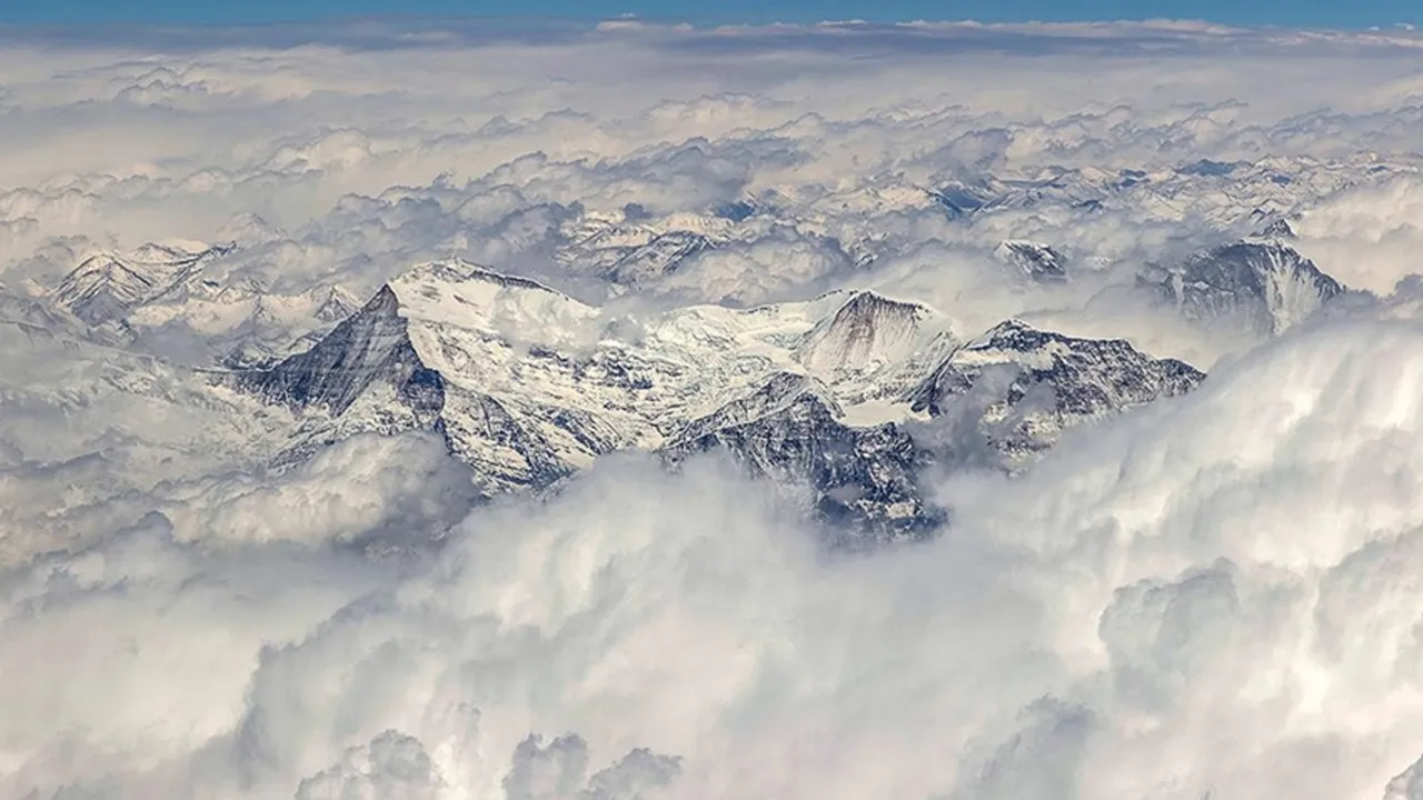 Everest'te 30 yıllık gizem çözüldü! Kimliği belirlenen 'Yeşil Botlar' için tarihi operasyon