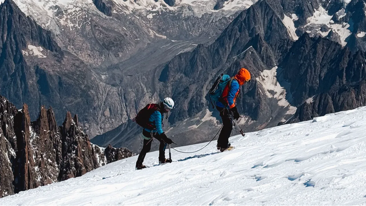 Everest'te 30 yıllık gizem çözüldü! Kimliği belirlenen 'Yeşil Botlar' için tarihi operasyon