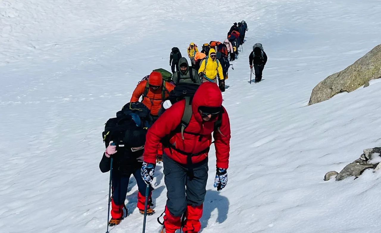Everest'te 30 yıllık gizem çözüldü! Kimliği belirlenen 'Yeşil Botlar' için tarihi operasyon