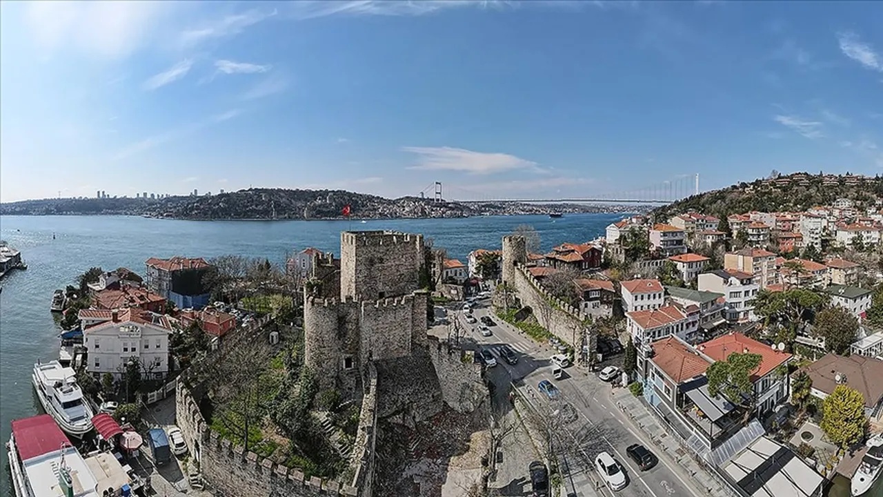 Fatih Sultan 3 ayda yaptı onlar 6 yıldır bitiremedi ... AK Partiden İBBye Rumeli Hisarı tepkisi