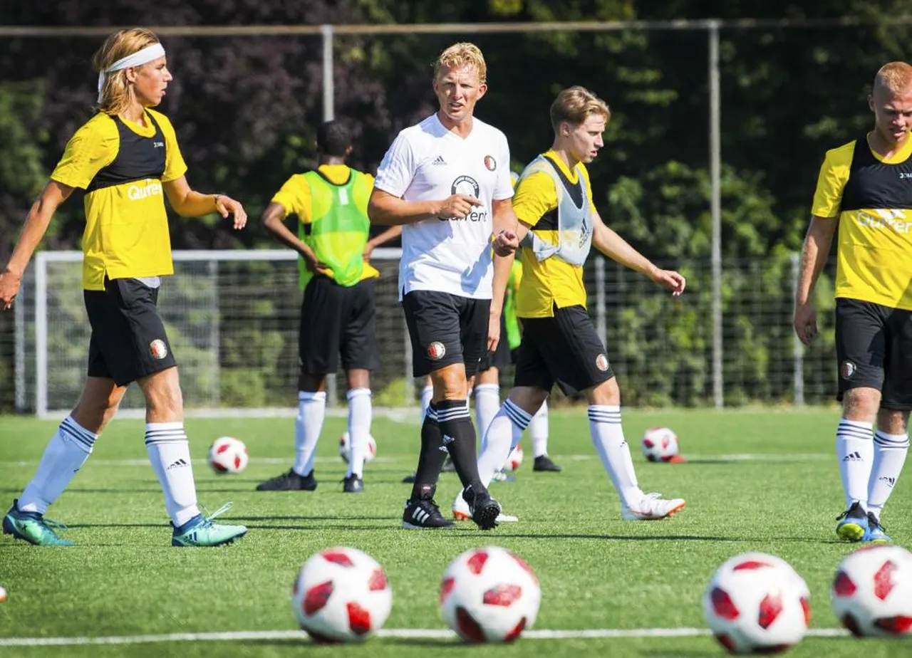Dirk Kuyt, 11 yıl sonra Fenerbahçe'ye döndü.