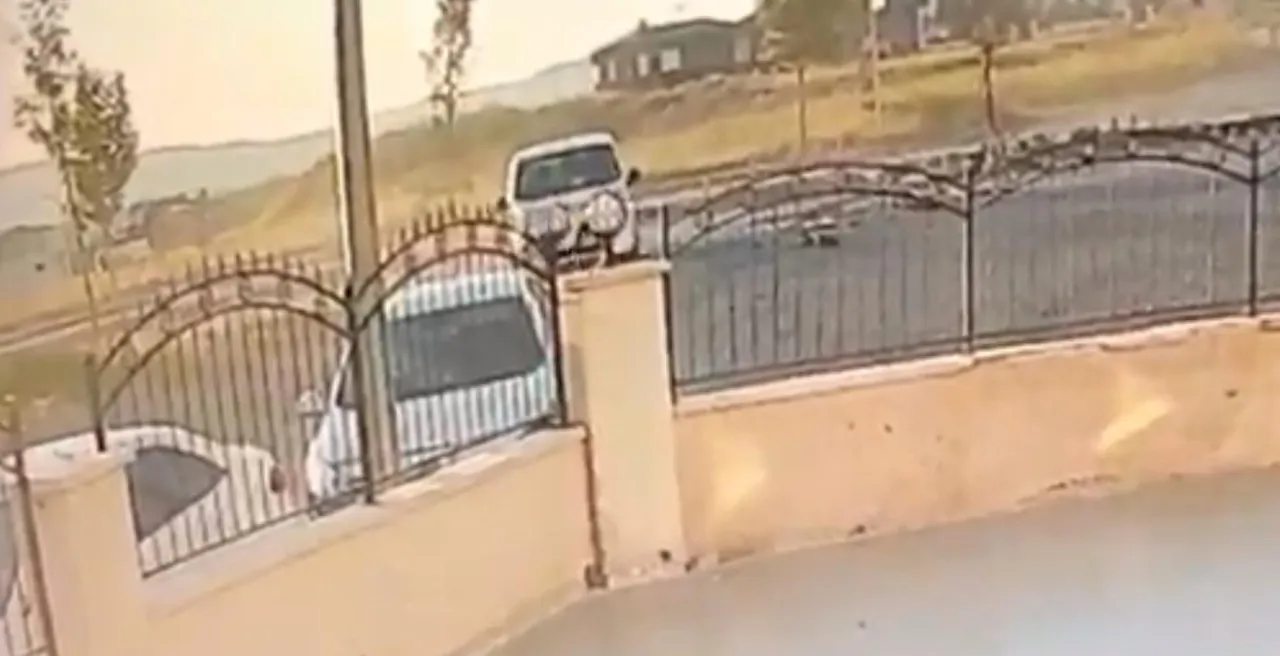 Kontrolden çıkan otomobil ortalığı birbirine kattı! 5 aracı sıyırıp duvara çarptı