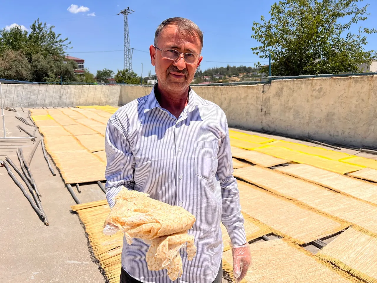 Mesai başladı! Tek tek serildi, kurumaya bırakıldı! Kahramanmaraş’ın asırlık lezzeti yaza hazırlanıyor
