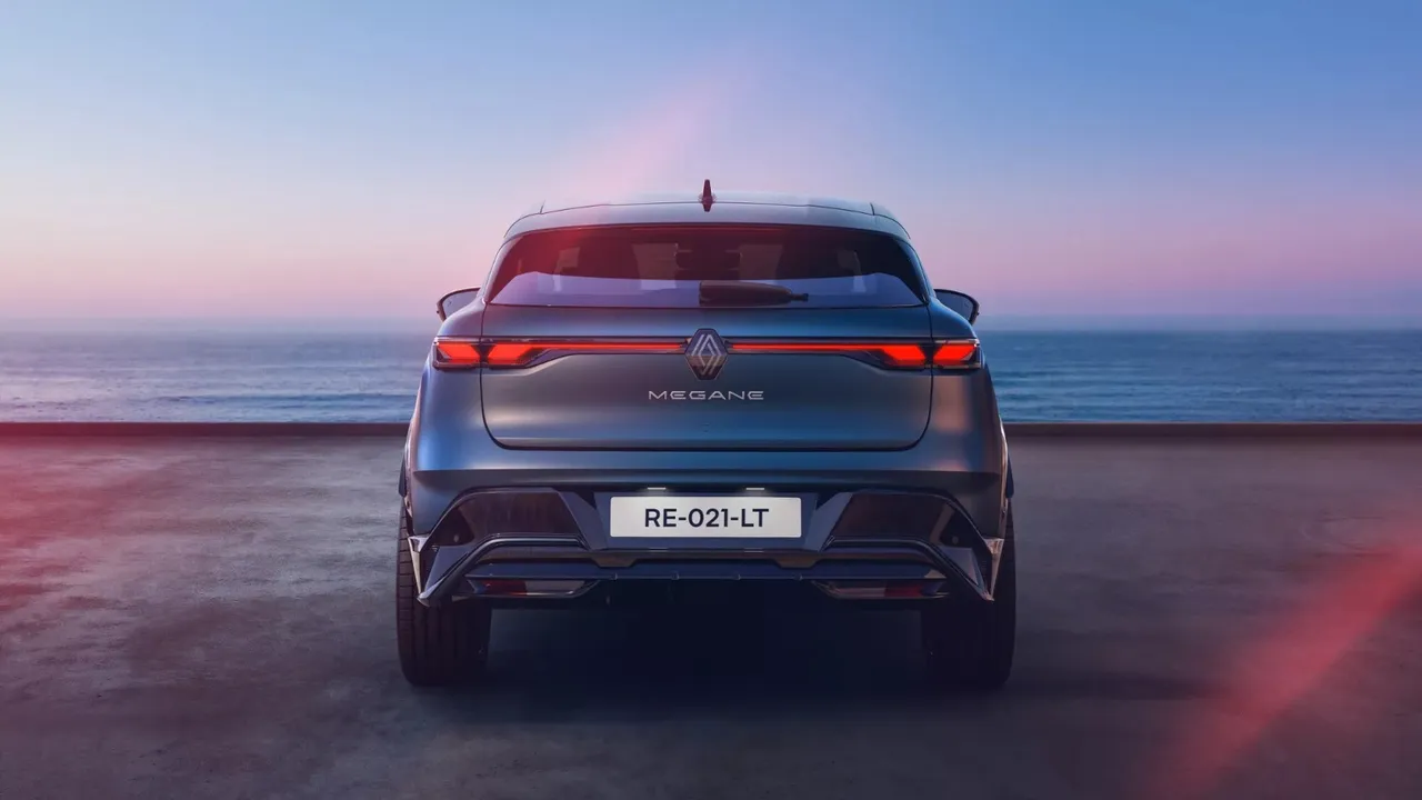 Renault Megane E-Tech yenilendi: Türkiye’ye ne zaman gelecek?