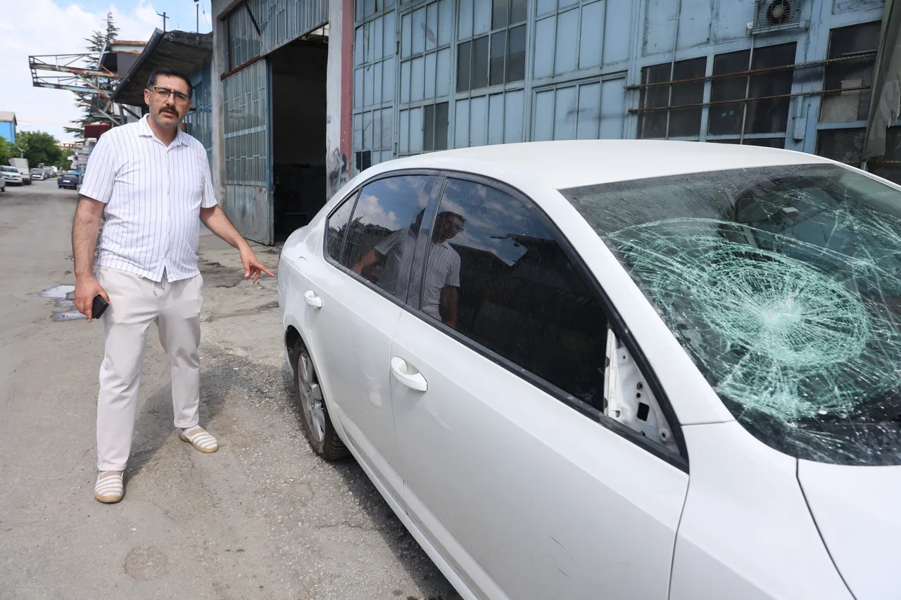 Sabah aracını parçalanmış buldu! Gerçek kamerada ortaya çıktı