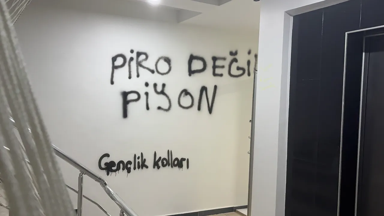 CHP'de yönetim krizi dinmiyor! Görevden alınınca duvarlara yazmadıkları kalmadı