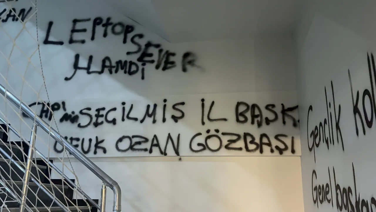 CHP'de yönetim krizi dinmiyor! Görevden alınınca duvarlara yazmadıkları kalmadı