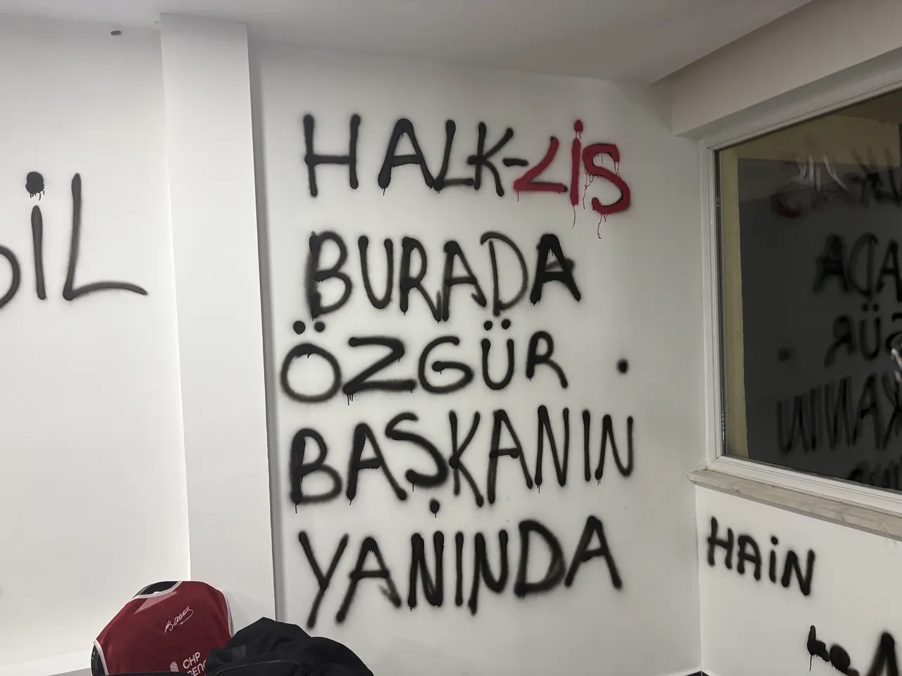 CHP'de yönetim krizi dinmiyor! Görevden alınınca duvarlara yazmadıkları kalmadı