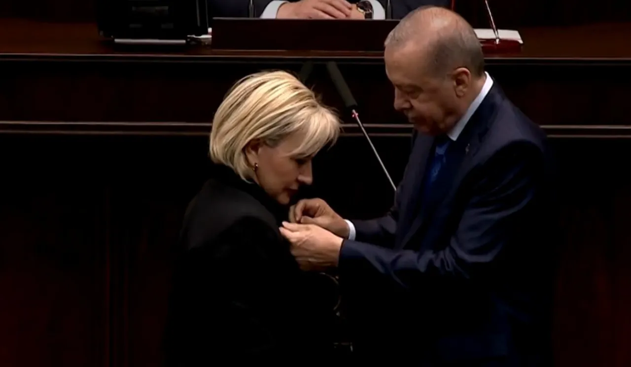 CHP'den istifa eden İstanbul Milletvekili Nimet Özdemir, AK Parti'de!