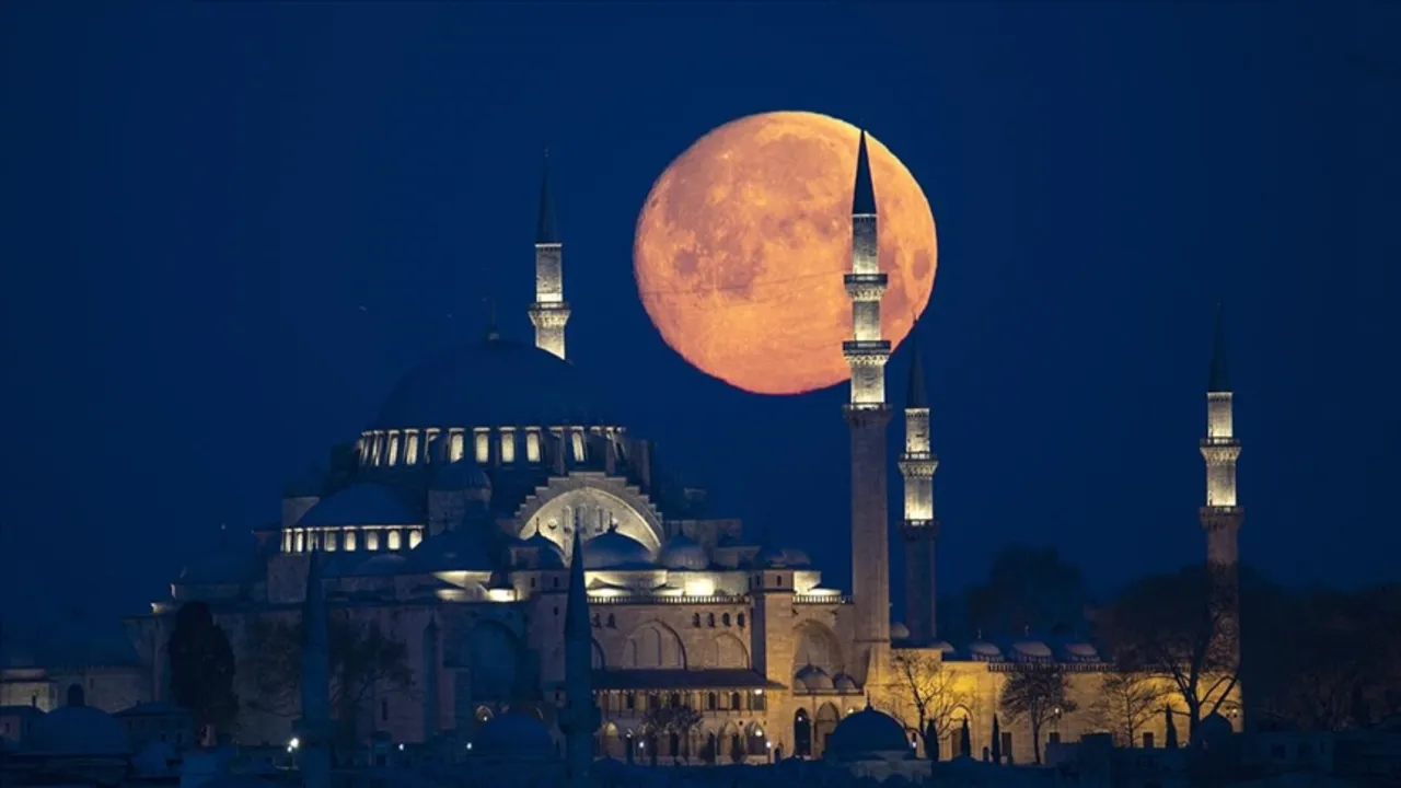 Çilek dolunayı yakında gece gökyüzünü aydınlatacak! Çilek dolunayı ne zaman, Türkiye'de görülecek mi?