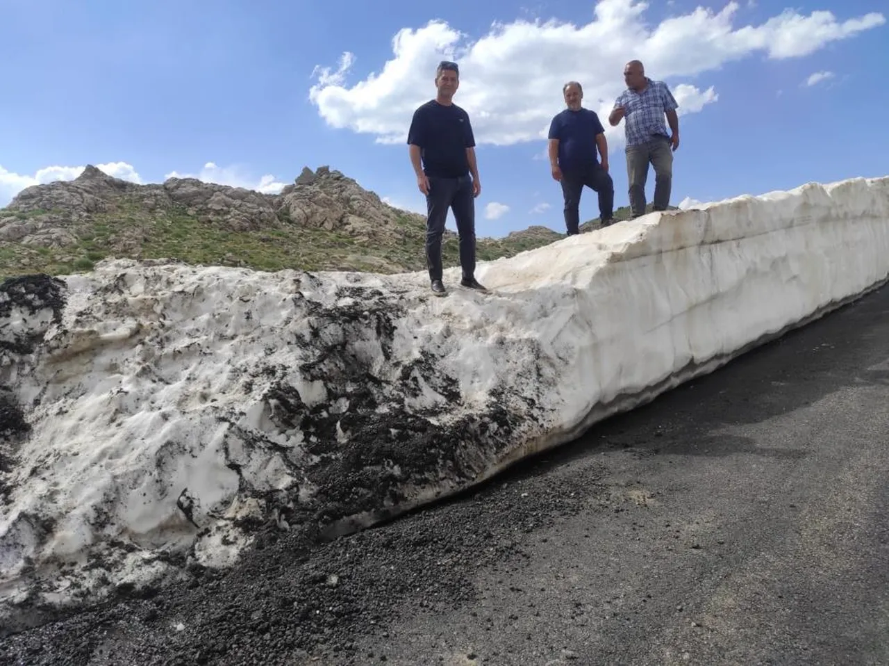 Haziran sonunda bile 5 metre kar var! Sıcaklık ise 10 derece