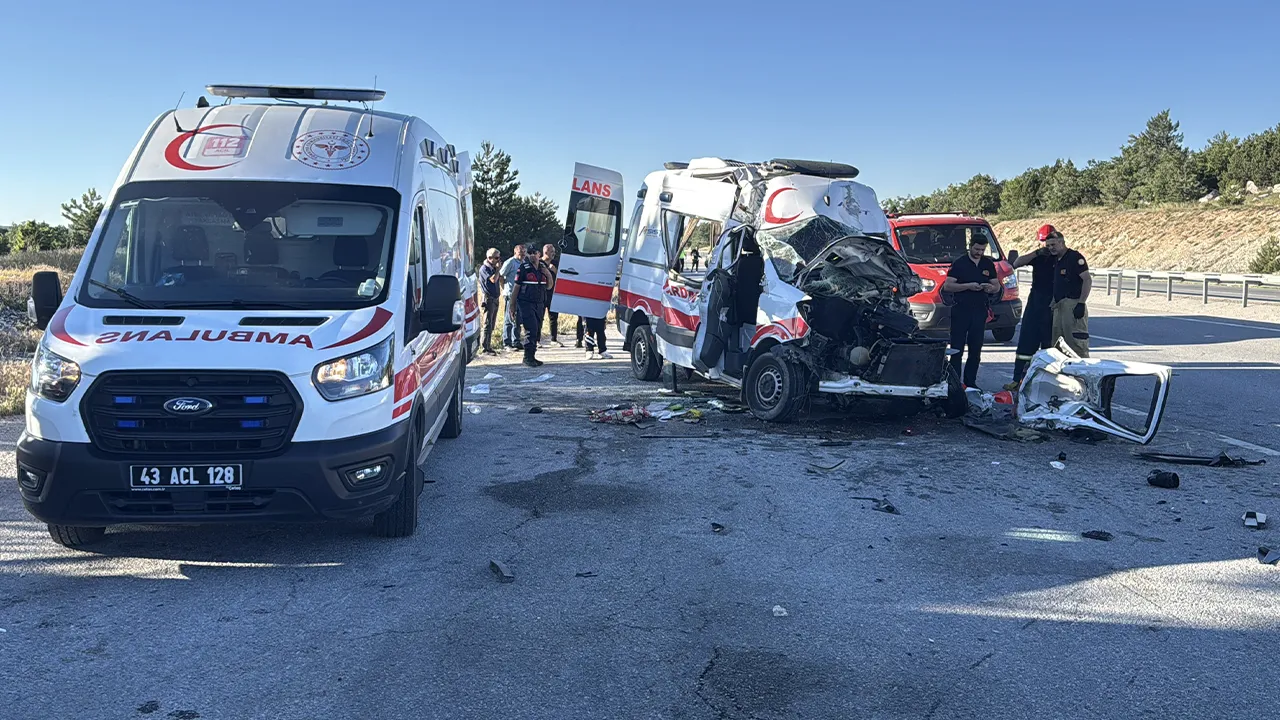 Kütahya'da ambulans iki tıra çarptı! Ölü ve yaralılar var