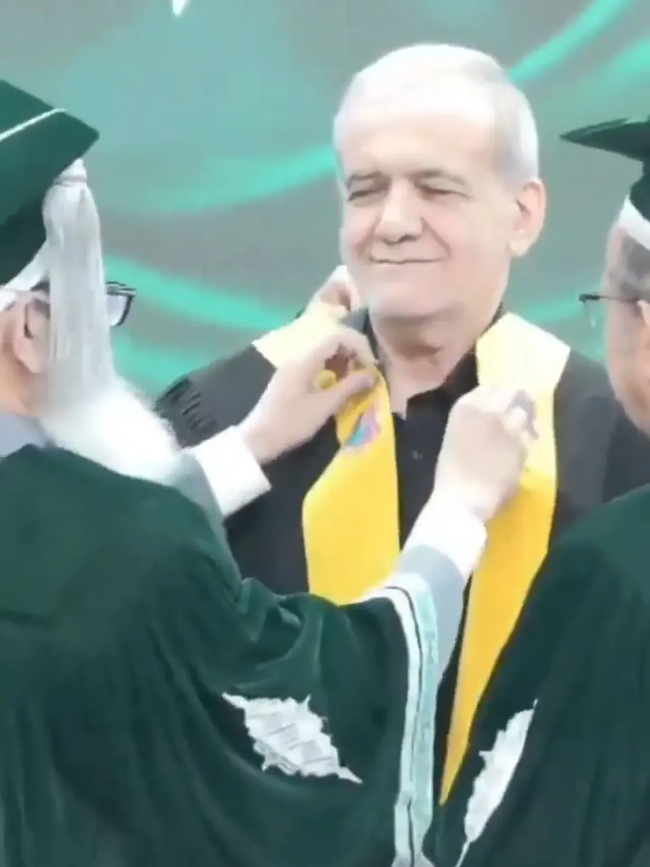 Pakistan ziyaretine damga vurdu! Pezeşkiyana fahri doktora unvanı verildi