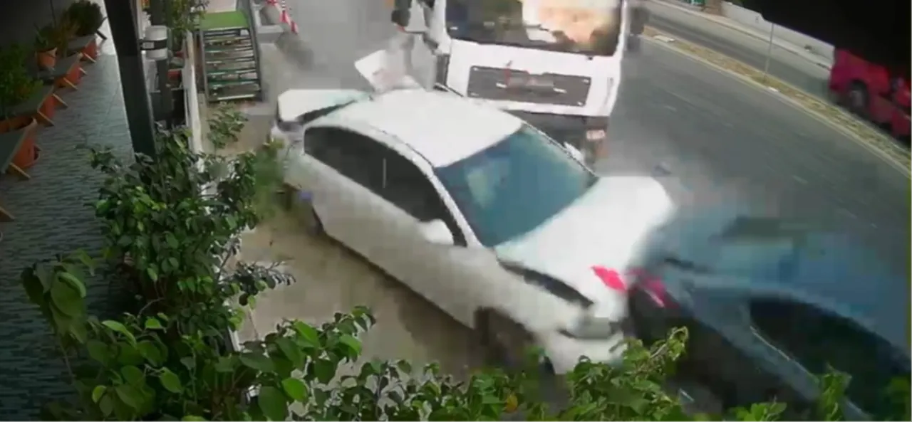 Park halindeki araçları biçip geçti! Mersin'deki inanılmaz kaza saniye saniye kamerada