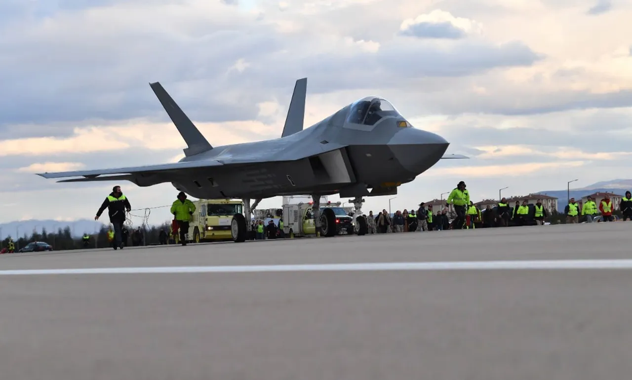 KAAN, Türkiye’nin beşinci nesil savaş uçağı geliştirme hedefinin merkezinde yer alıyor. Proje, F-16 filosunun uzun vadede yenilenmesi ve Türkiye’nin savaş uçağı alanında dışa bağımlılığını azaltması açısından kritik görülüyor.