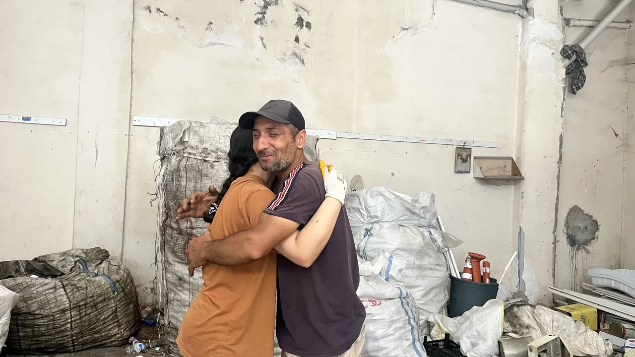 Sokak sokak kağıt topladı, çöpten kazandı! 33 yıllık emeğin meyvesini aldı