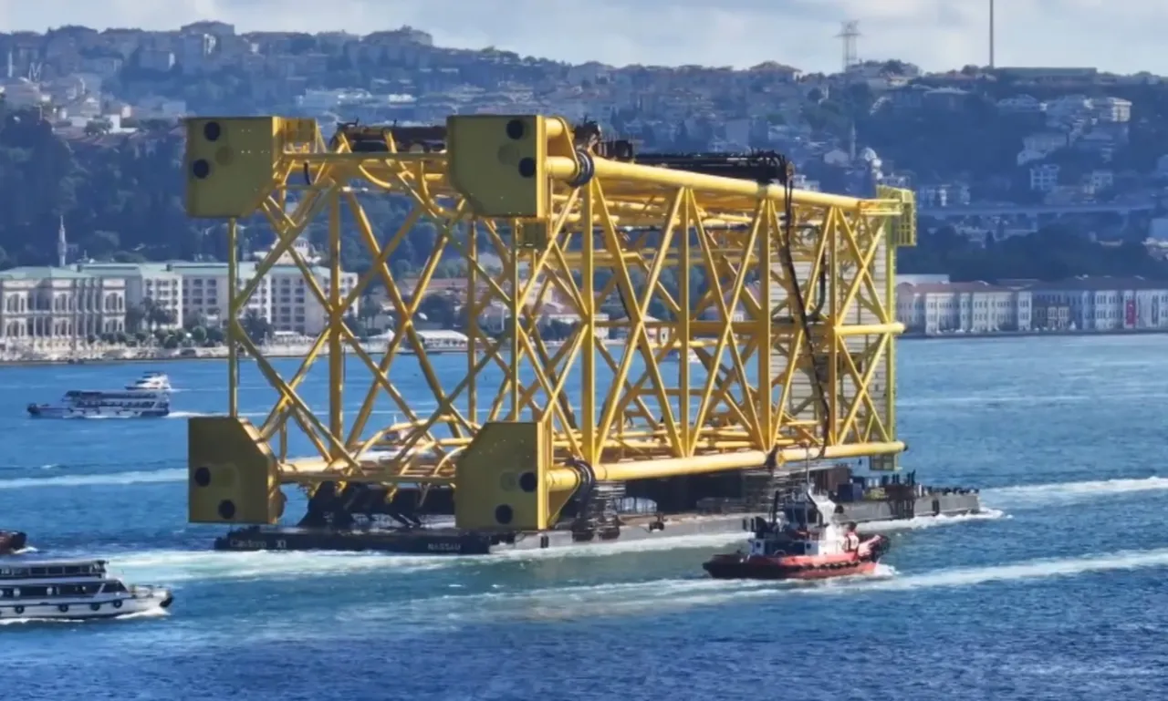 Tam 350 metre uzunluğunda! İstanbul Boğazı'ndan böyle geçti