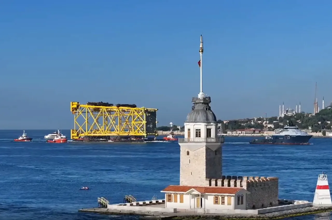 Tam 350 metre uzunluğunda! İstanbul Boğazından böyle geçti