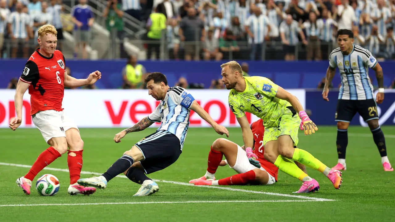 Tiyatro bitti, futbol başladı