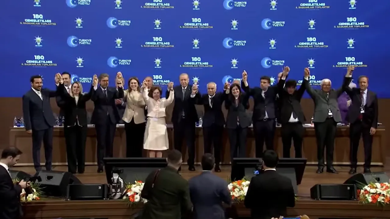  3 belediye başkanı AK Parti’de! Rasim Arı, Mesut Özaslan., Mehmet Özcan... Rozetlerini Cumhurbaşkanı taktı 