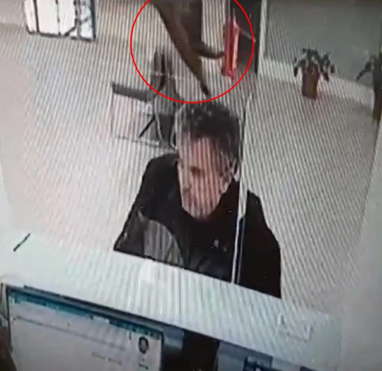 Bankada şaşkına çeviren olay! Gişede işlem yaparken oldu, bir anda başına düştü