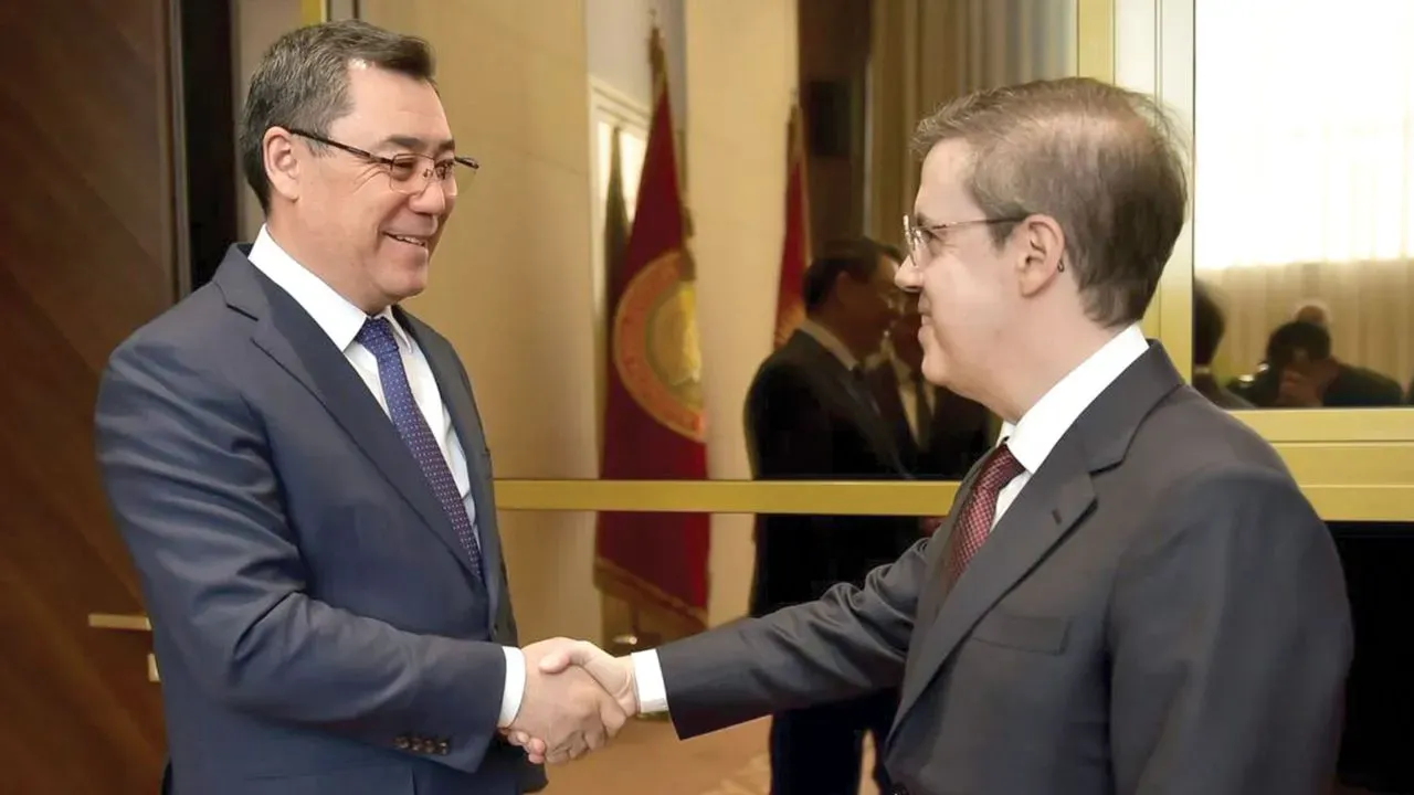 Kırgızistan Cumhurbaşkanı Sadır Caparov, Nisan 2025'te İhlas Holding ve Orta Asya Investment Holding Yönetim Kurulu Başkanı Ahmet Mücahid Ören’i kabul etmişti. Cumhurbaşkanı Caparov, İhlas Holding’in ülkedeki çalışmalarına her türlü desteği vereceğini bildirmişti.