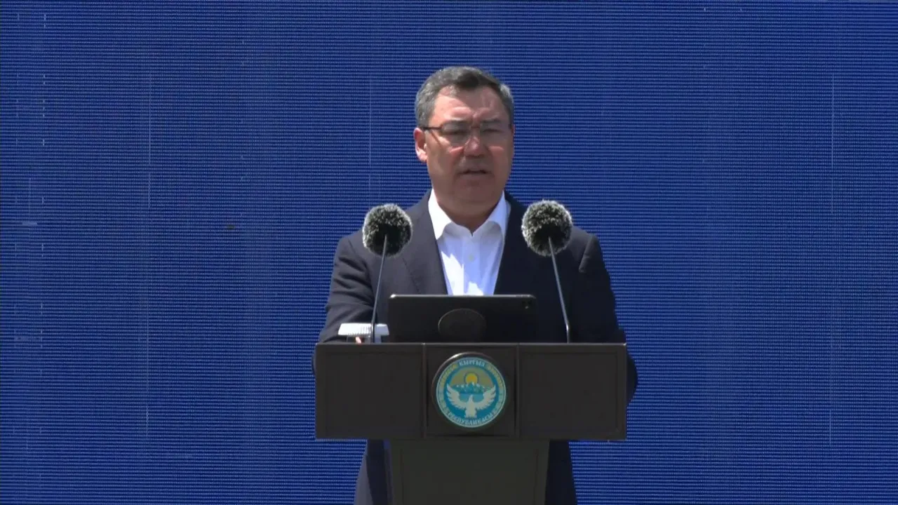 Kırgızistan Cumhurbaşkanı Sadır Caparov