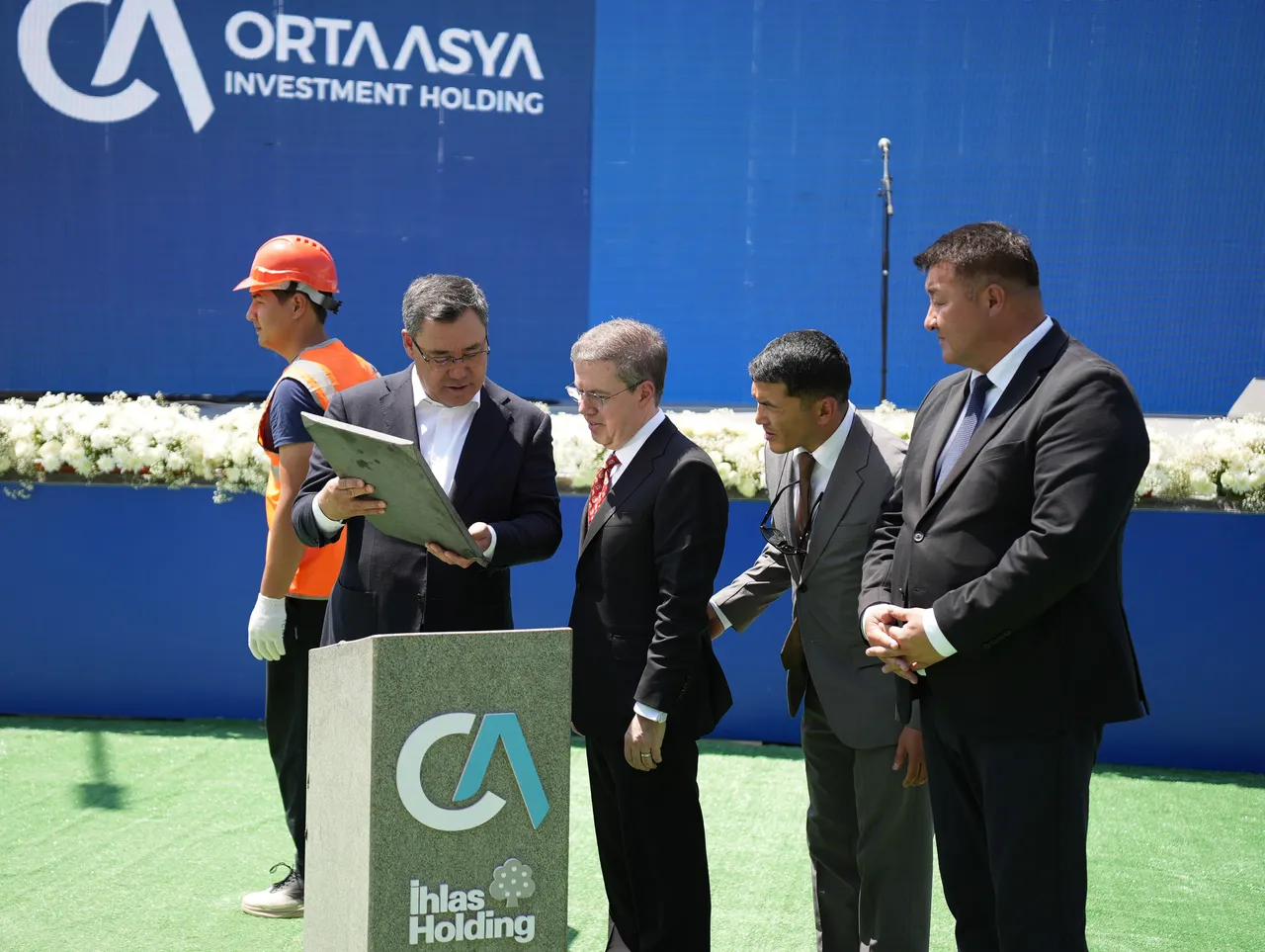 Bir hayal gerçek oluyor! Kırgızistan Cumhurbaşkanı Caparovdan İhlas Holdingin yatırımına övgü dolu sözler