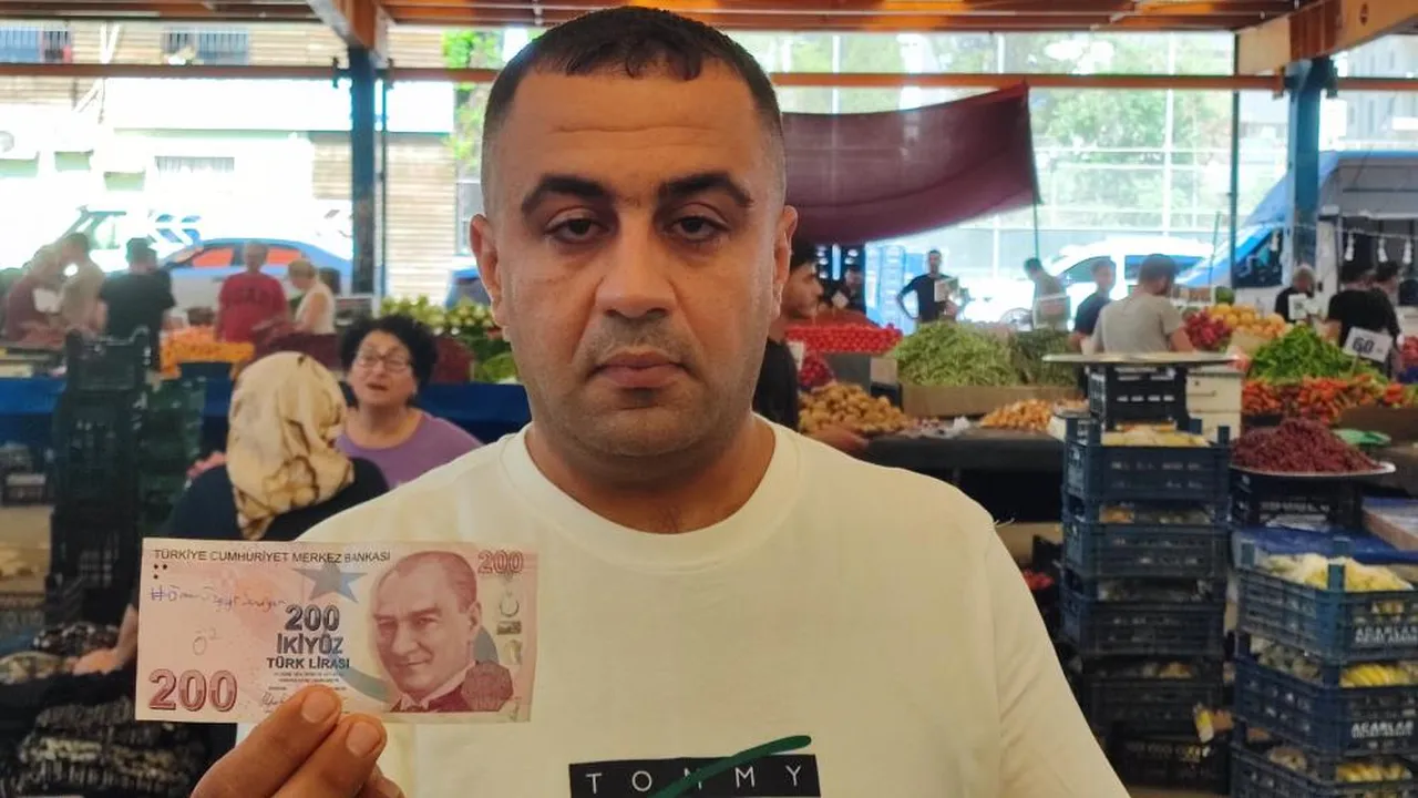 Bir kent bu olayı konuşuyor! Paraların üzerinde yazanlar dikkat çekti! Esnaftan çağrı: Allah için çıkıp gelin