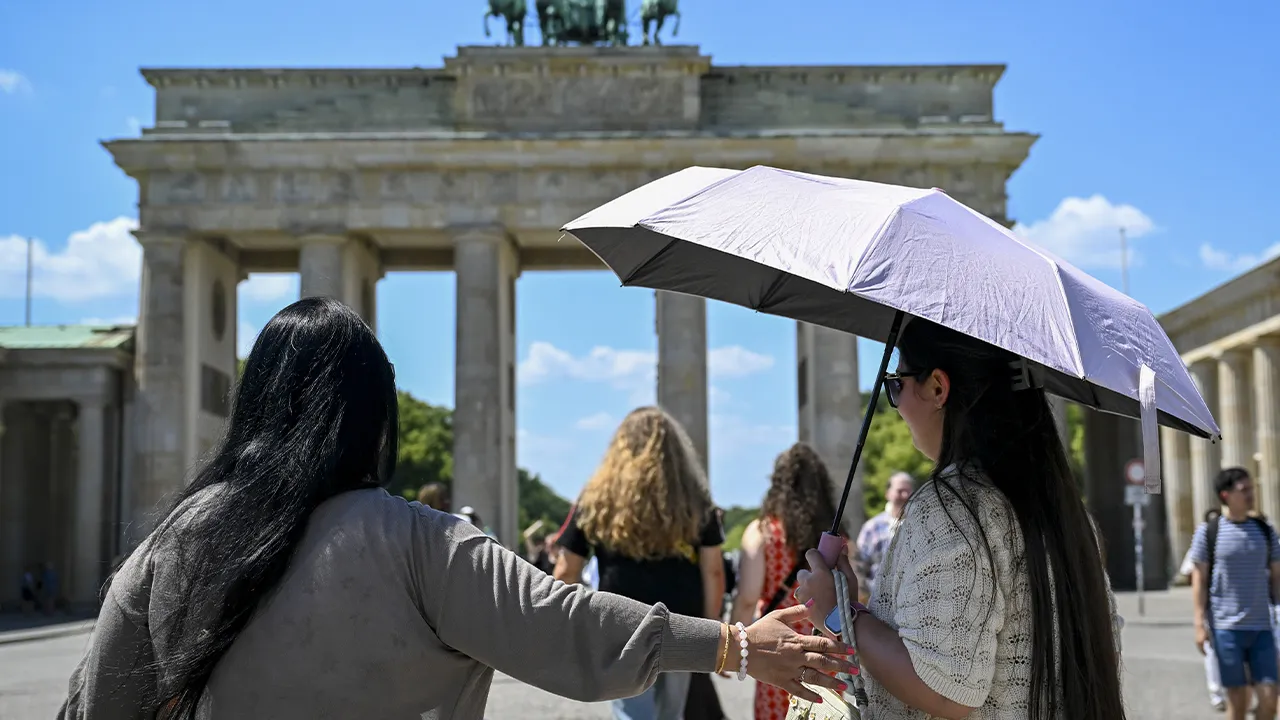 Almanya’nın başkenti Berlin’de sıcaklar etkili oldu. 30 dereceyi geçen sıcaklıklar nedeniyle bazı vatandaşlar, şemsiye kullandı.